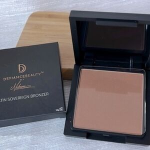 Satin Sovereign Bronzer - Tan